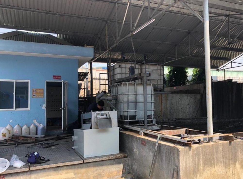 Ảnh hiện trường: Nước thải sản xuất giấy carton tại Việt Nam: thay phơi bùn bằng máy tách ép