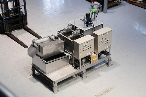 Ảnh hiện trường: Nước thải trại heo: tiền xử lý trước bể thổi khí, thu hồi 99,9% chất rắn